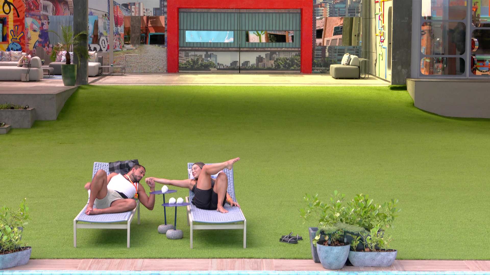 Maike beija Renata no gramado e faz elogio: 'Cheiro de mulher linda'