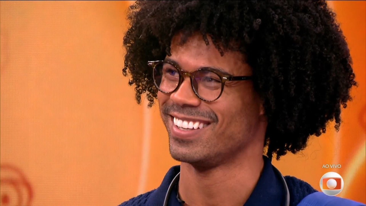 Tadeu Schmidt recebe Breno, que reflete sobre segunda chance: 'Extraordinário em dobro'