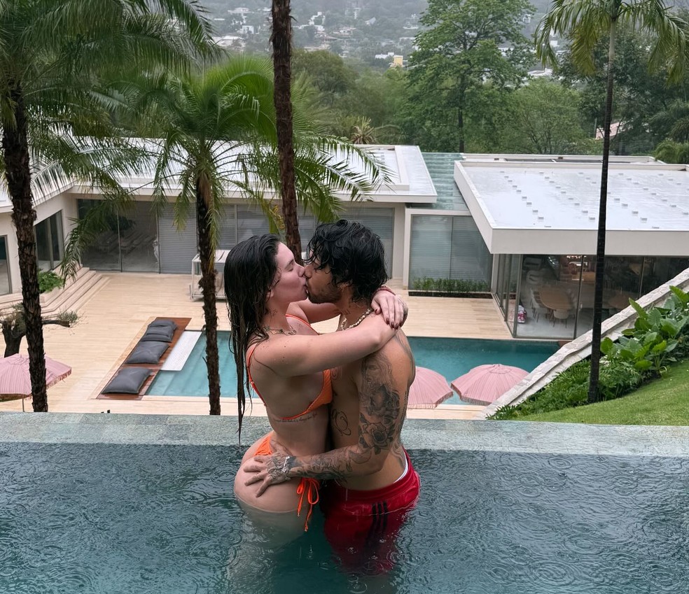 Virginia e Zé Felipe se beijam na chuva — Foto: Instagram