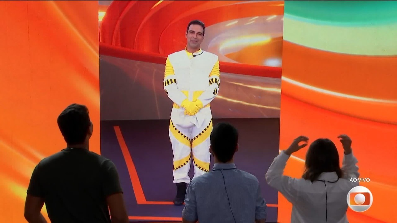 Tadeu Schmidt se veste de dummy e brinca com brothers: 'Nem um abraço vocês me deram'