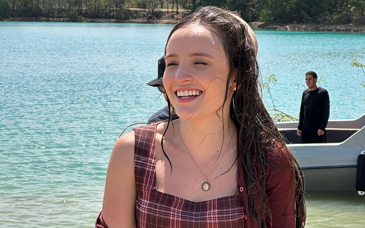 Larissa Manoela dispensa dublê em cena de afogamento em Êta Mundo Melhor!