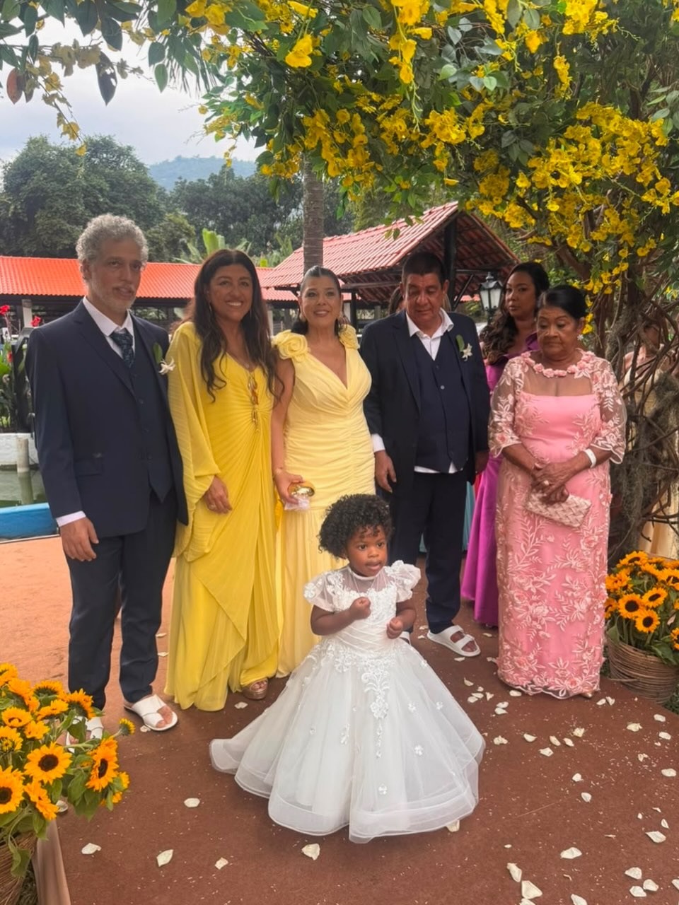 Regina Casé brinca com look de Zeca Pagodinho em casamento: 'Sou recebida com estes trajes'
