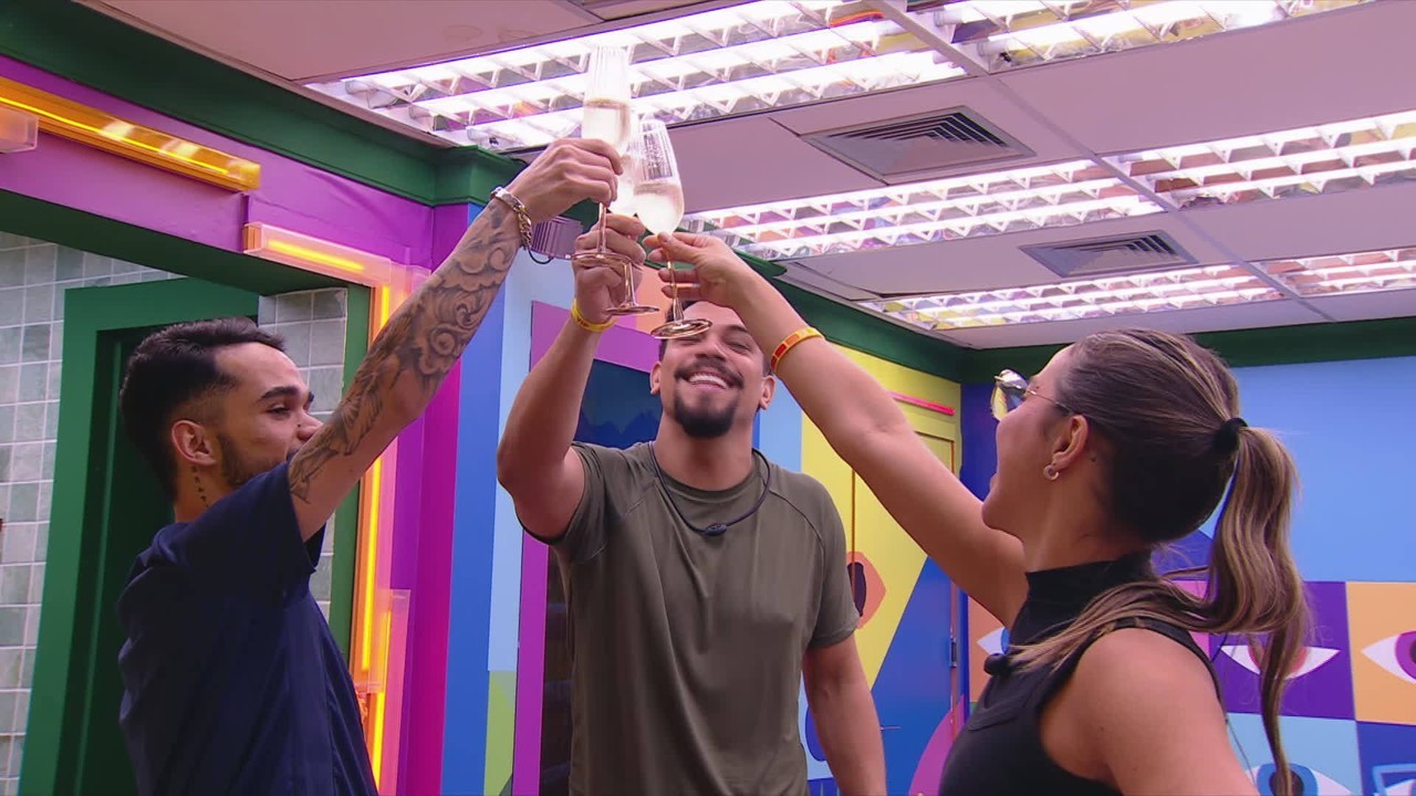 No BBB 25, João Pedro inaugura Quarto do Líder e brinda com Renata e Vinícius