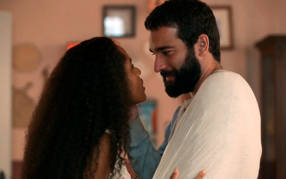 Maria Santa (Duda Santos) pede um beijo a José Inocêncio (Humberto Carrão) em Renascer — Foto: Globo