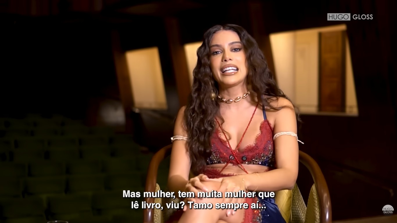 Anitta diz que está solteira e aberta a se relacionar com mulheres