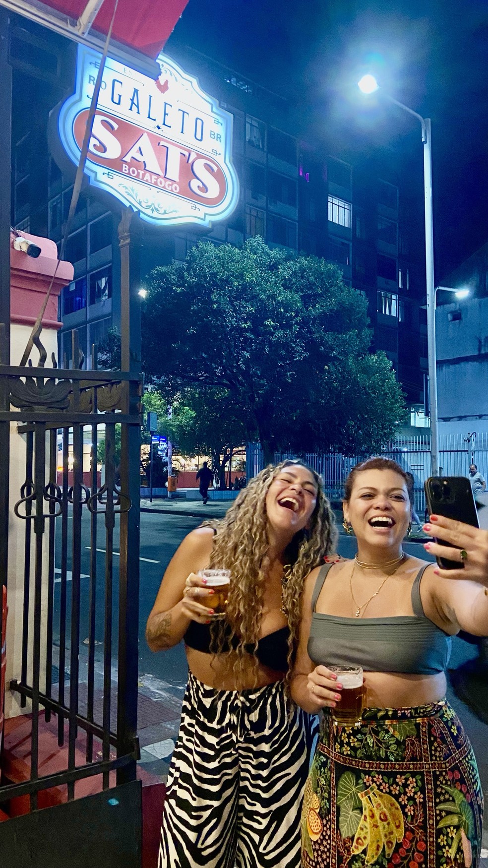 Suposto bar onde aconteceu traição de Chico Moedas e Luisa Sonza vira point de selfies no Rio — Foto: Mateus Almeida/gshow