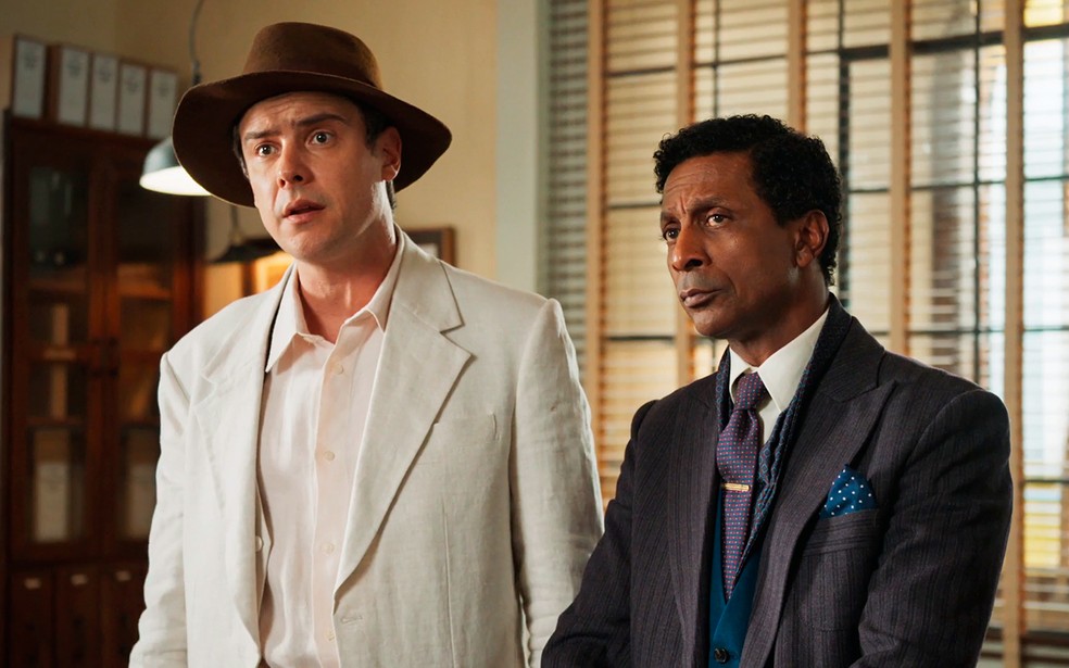 Candinho (Sergio Guizé) e Asdrúbal (Luís Miranda) ficam surpresos com pedido de demissão de Celso (Rainer Araújo) em Êta Mundo Melhor! — Foto: Globo