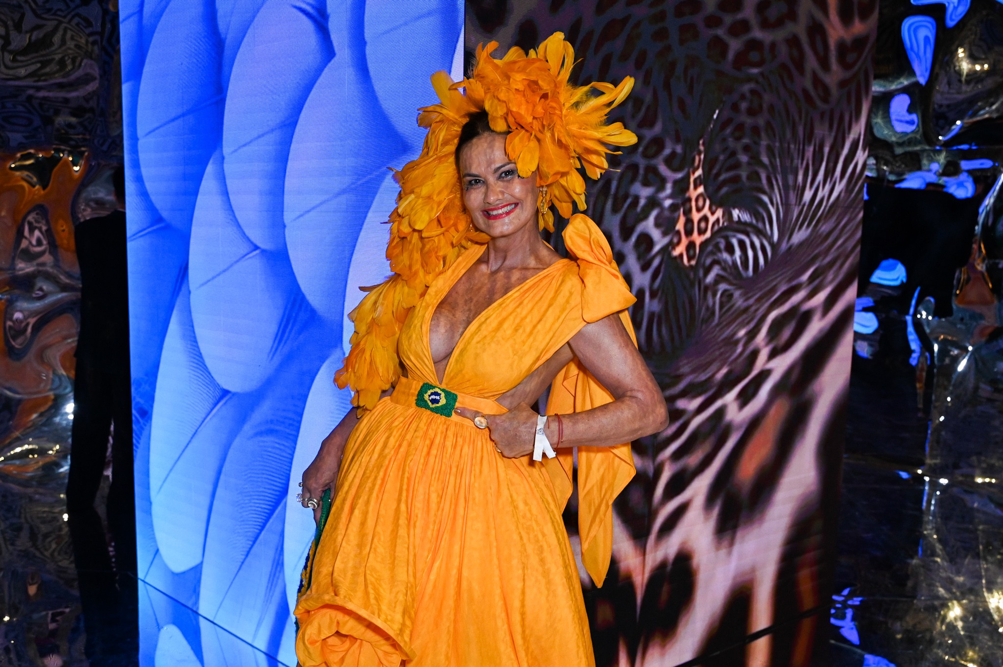 Musa dos anos 80, Magda Cotrofe aposta em decotão no Baile do Copa