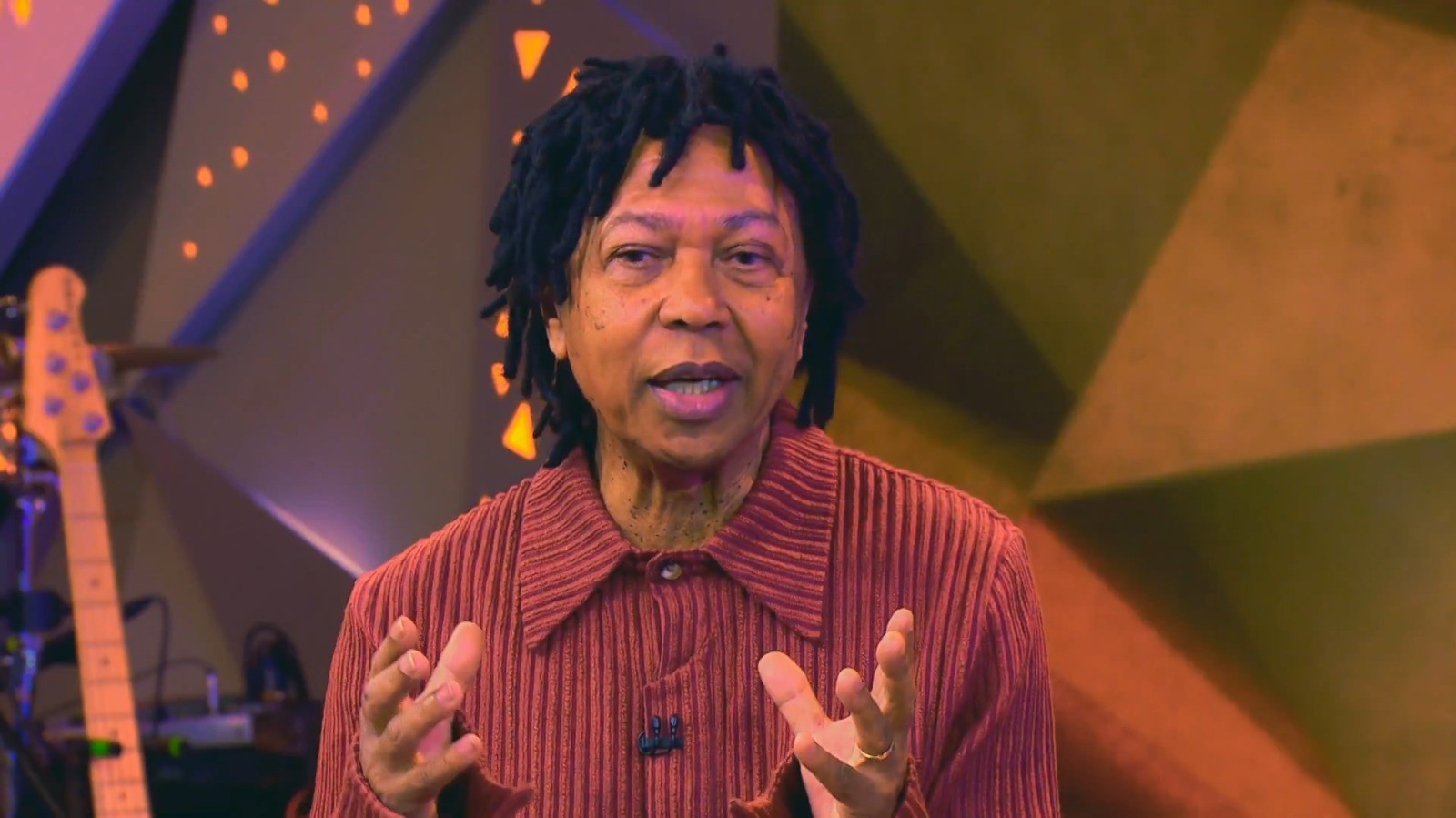 Djavan conta que a mãe o incentivava desde os 4 anos: 'Me colocava para cantar para as amigas'