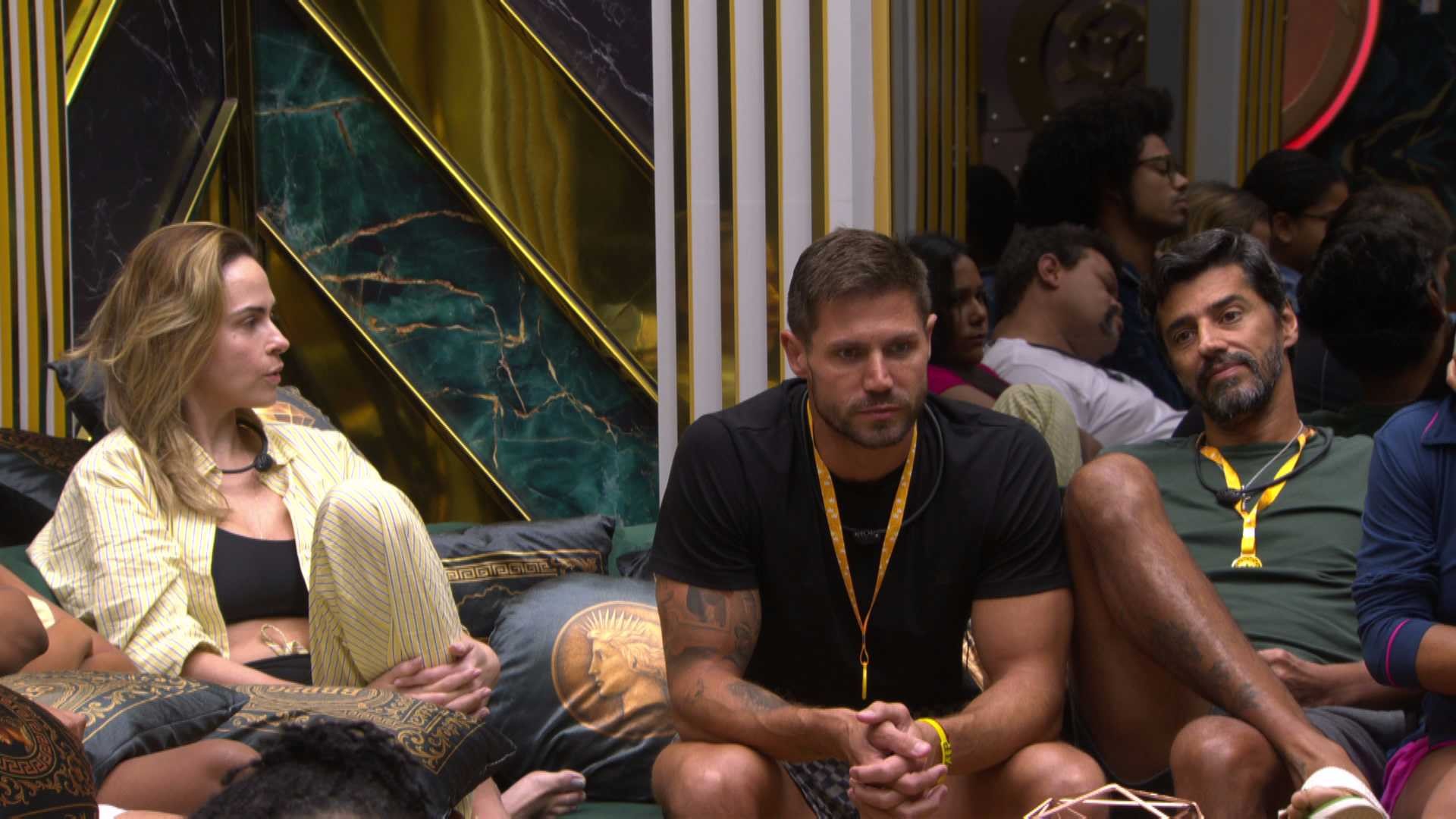 Alberto Cowboy e Ana Paula Renault trocam farpas e brother alfineta: 'Está desesperada'