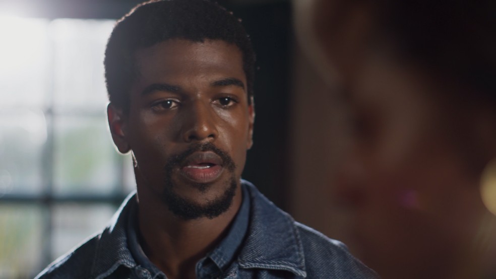 Alika desaba no choro e Tonho a ampara — Foto: Reprodução/TV Globo