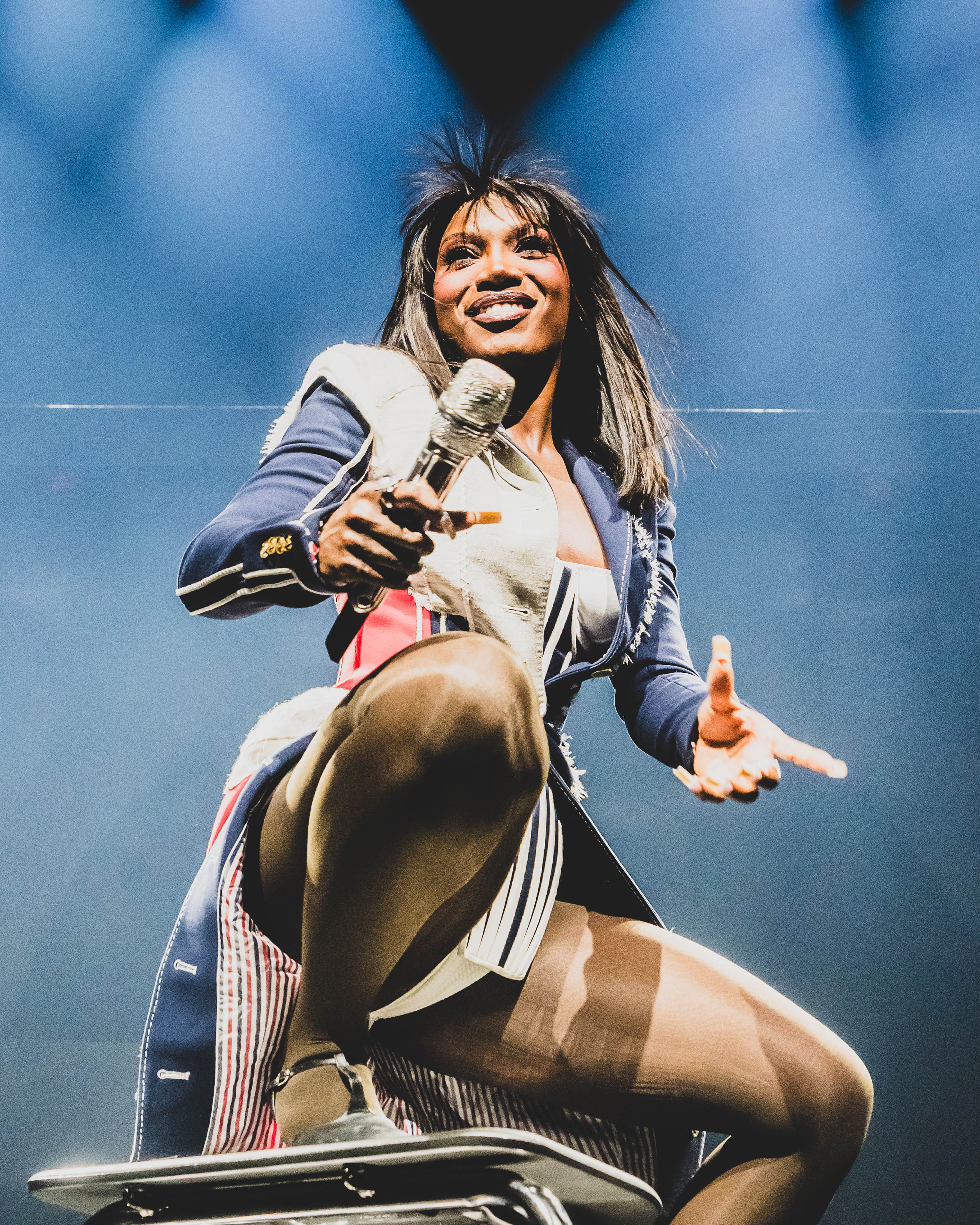 Doechii surpreende ao tocar funk durante apresentação