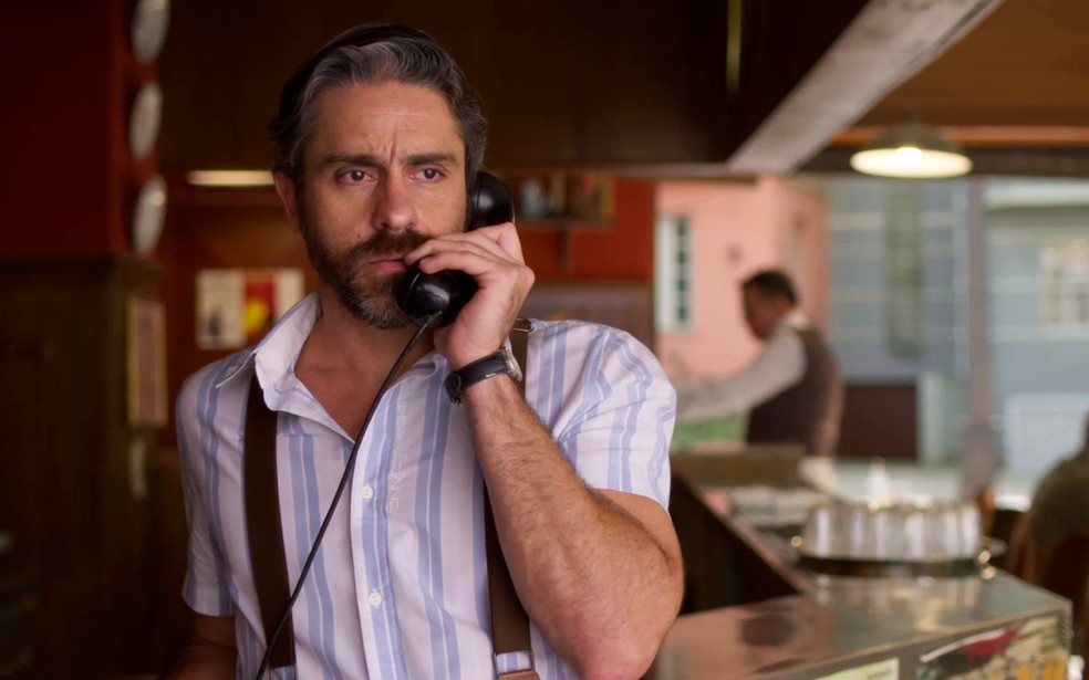 Nelson (Felipe Abib) desabafa em telefonema e diz que está cansado de se passar por bonzinho - Garota do Momento — Foto: Globo