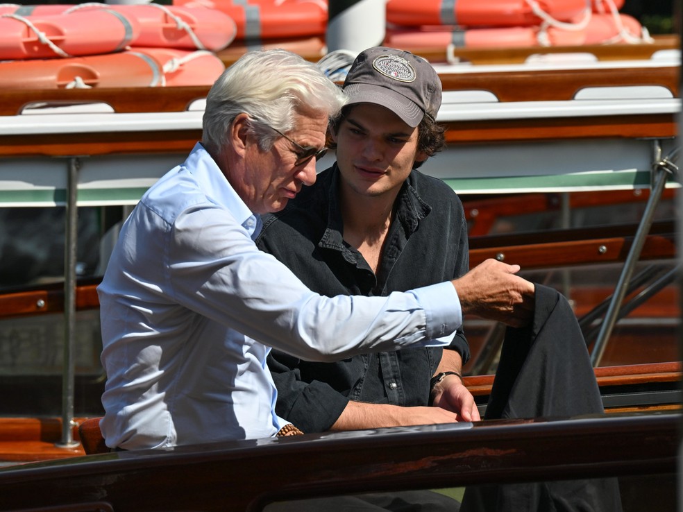 Richard Gere aparece no Festival de Veneza com o filho Homer James Jigme Gere — Foto: Reuters
