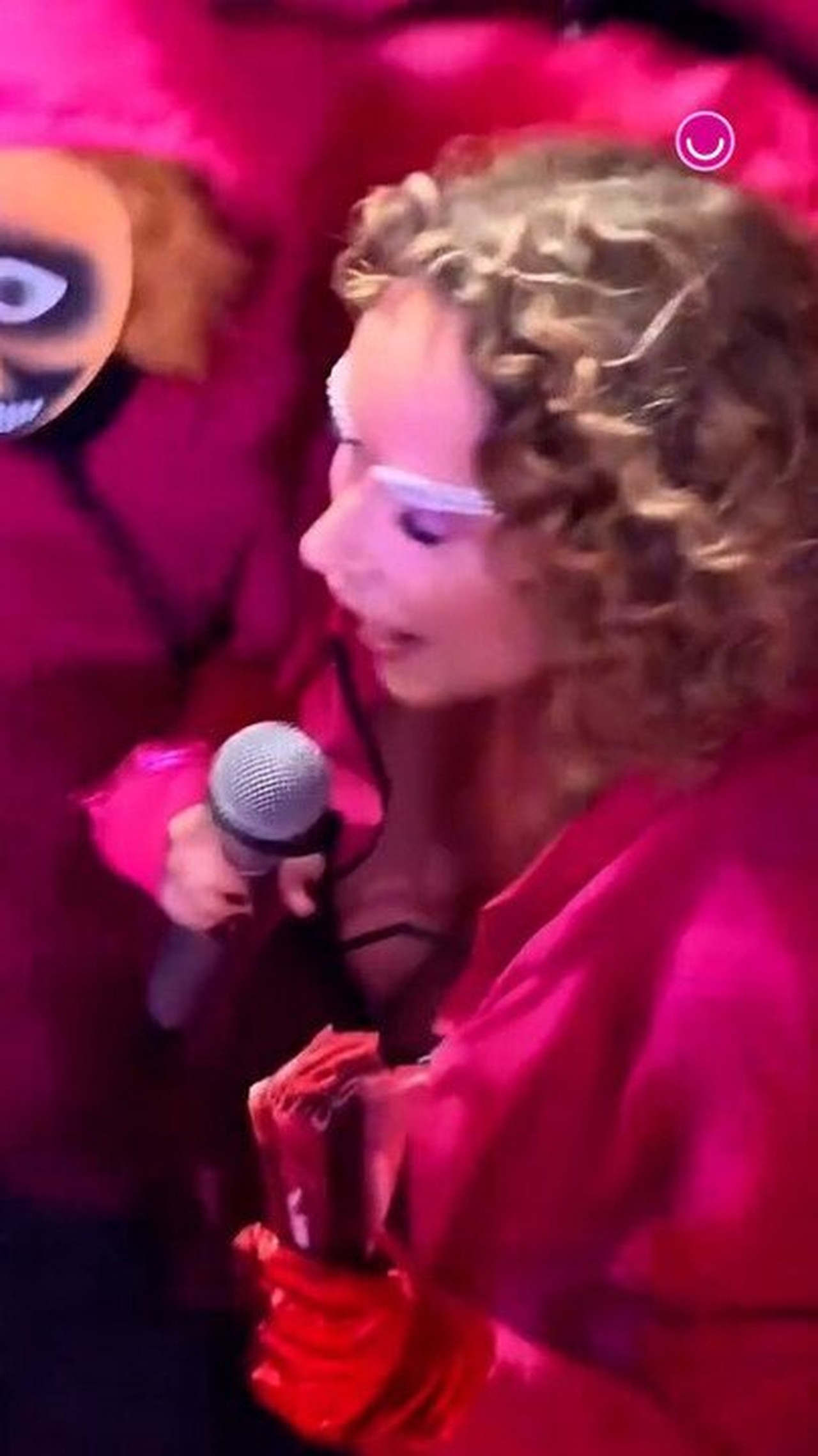 Daniela Mercury surge disfarçada na 'pipoca' e começa desfile no meio do público em Salvador