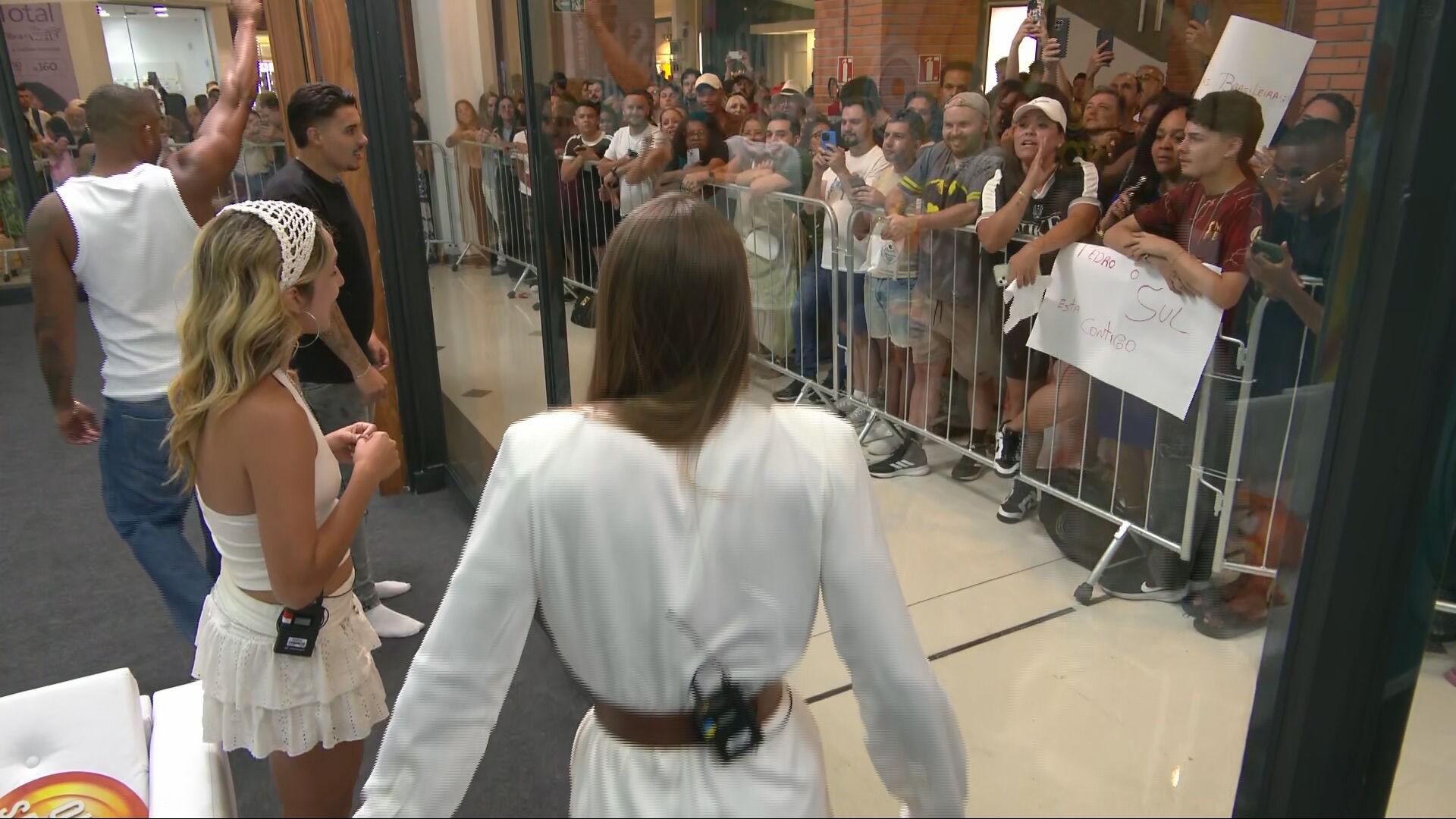 Candidata da Casa de Vidro Sul fala de beijo em Gabriel Medina: 'Ele nem deve lembrar'