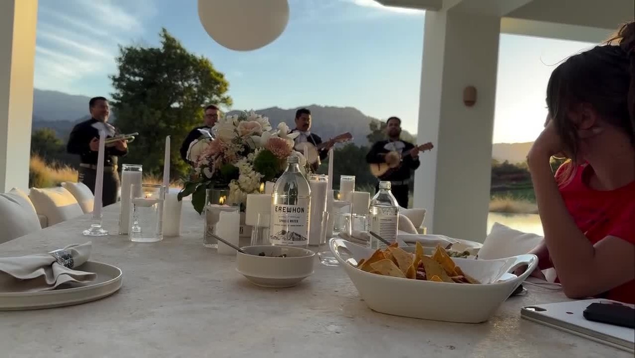 Justin Bieber encanta Hailey Bieber com surpresa durante almoço de Dia das Mães