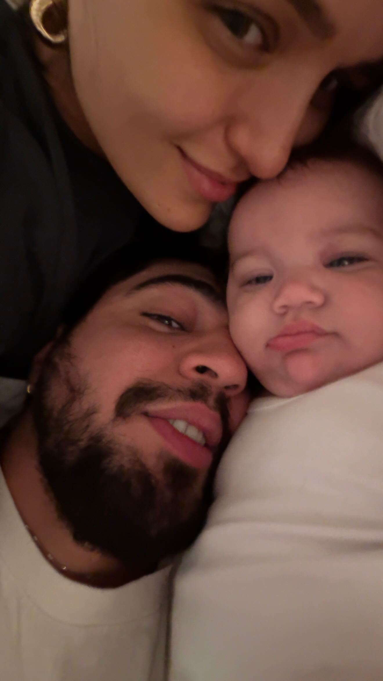 Fofura! Rafa Kalimann posa em clique intimista com Nattan e Zuza