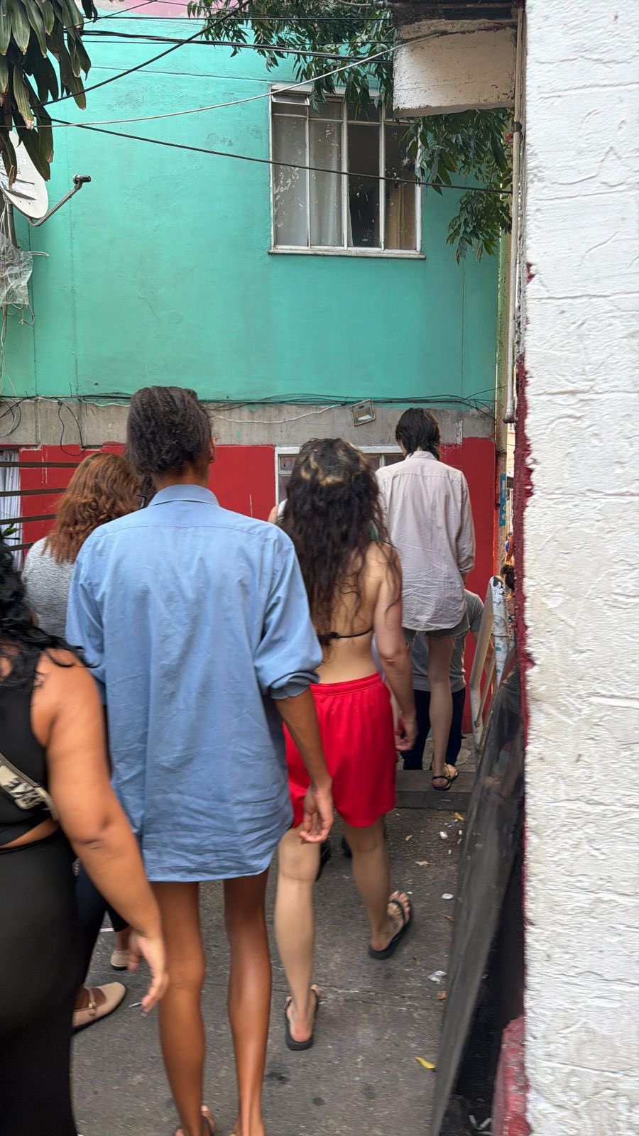 Rosalía na favela! Cantora aposta em biquíni e chinelo para visita à comunidade, no Rio