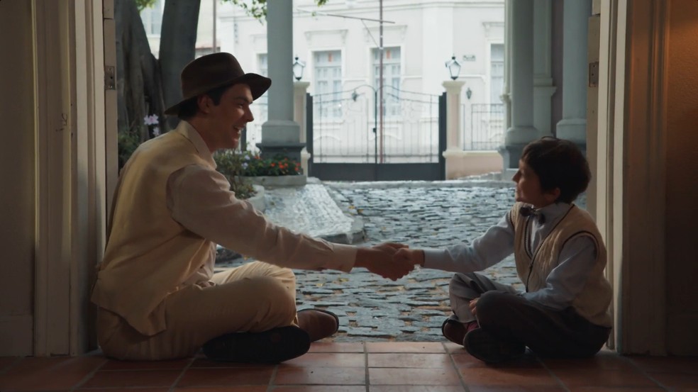 Candinho (Sergio Guizé) faz pacto com Samir (Davi Malizia) — Foto: Globo