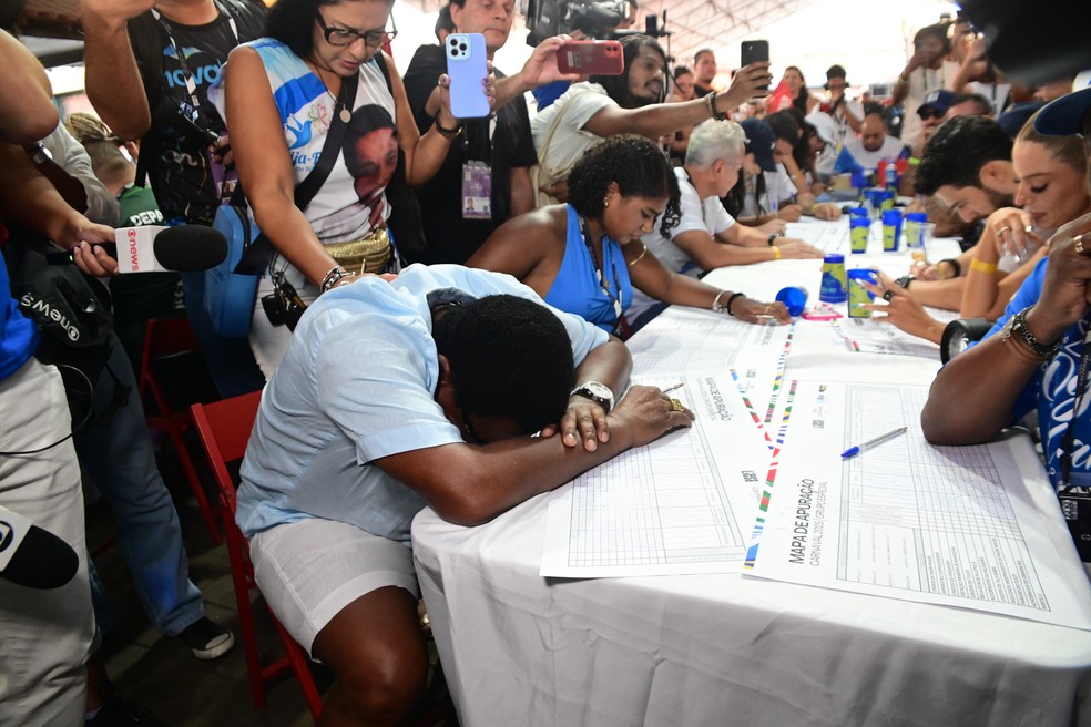 Neguinho da Beija-Flor chora com título da Beija-Flor e fala sobre Carnaval: 'Estou aposentado' — Foto: Leo Franco / AgNews