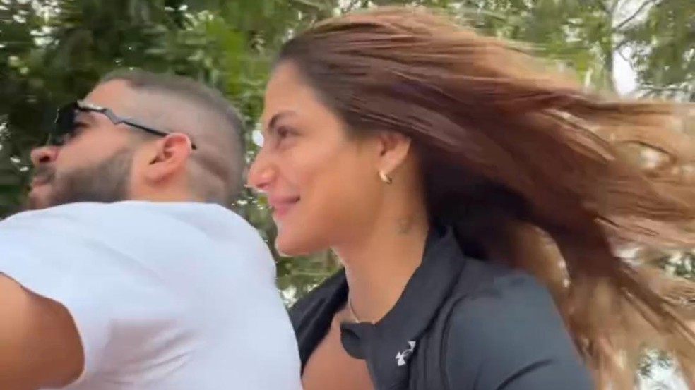 Mari Gonzalez passeia na garupa de quadriciclo do namorado, Pipo Marques, em visita à fazenda do sogro — Foto: Reprodução/Instagram
