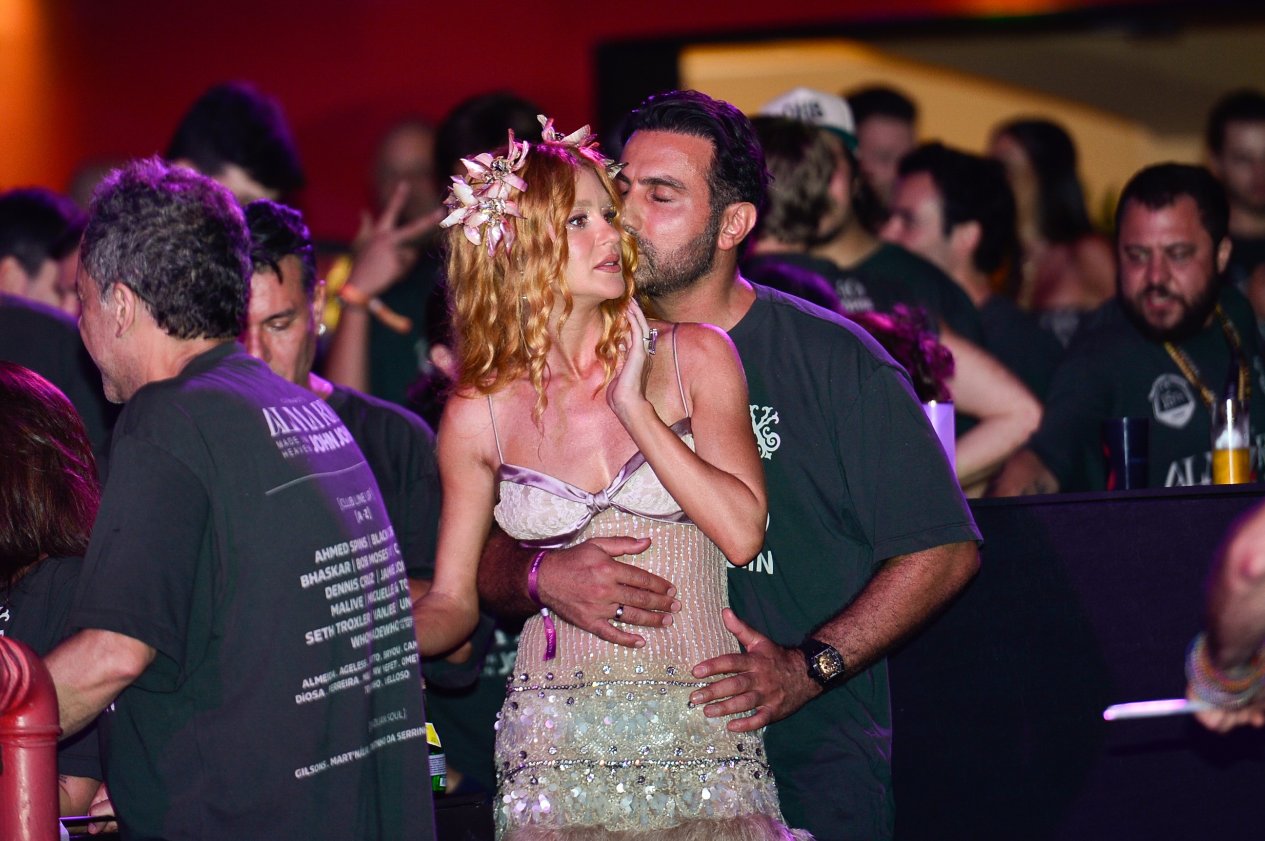 Marina Ruy Barbosa ganha do noivo, Abdul Fares, muitos beijos e cheiro no cangote; veja