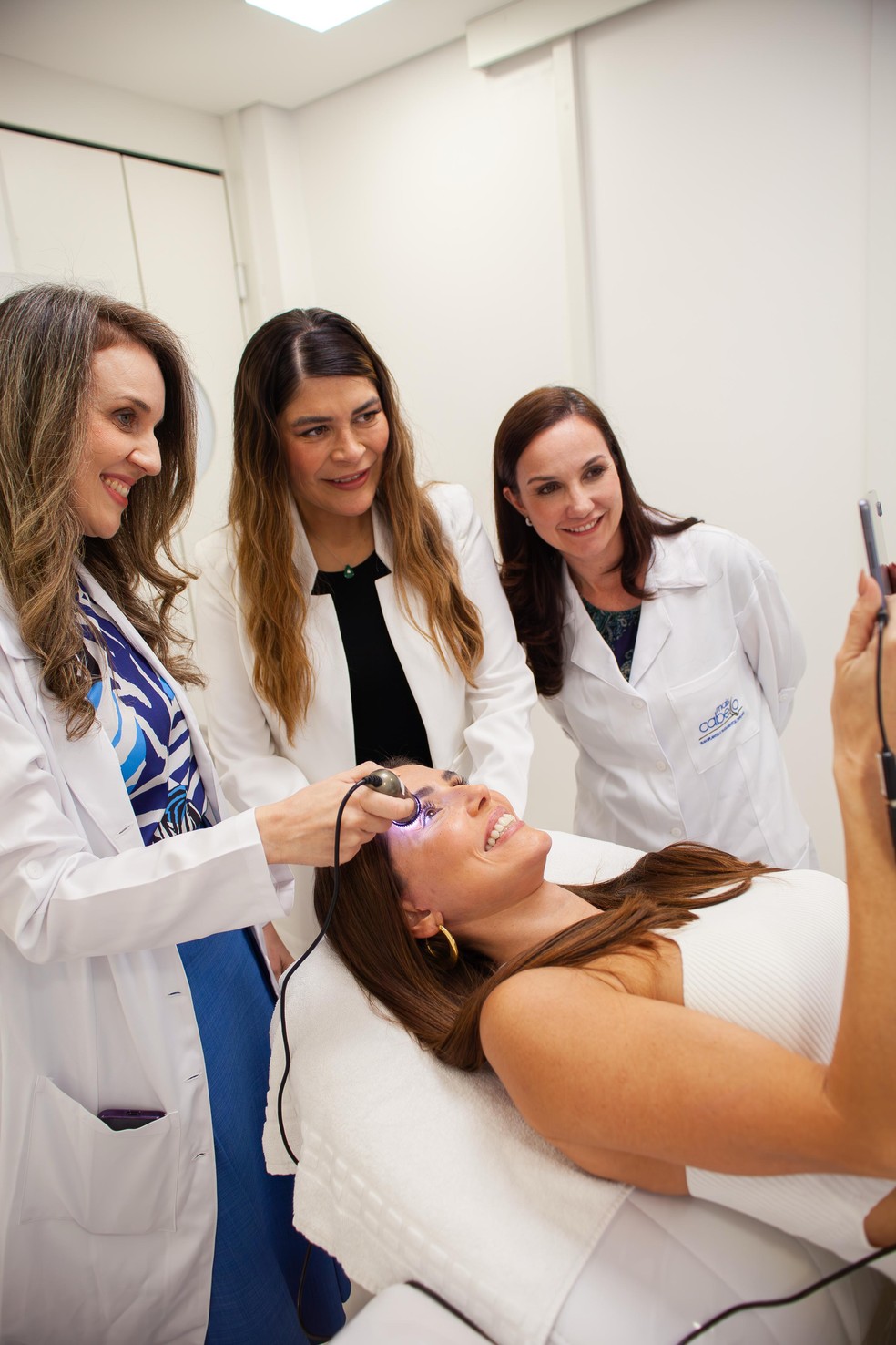 Deborah Secco checando o resultado do procedimento — Foto: Divulgação