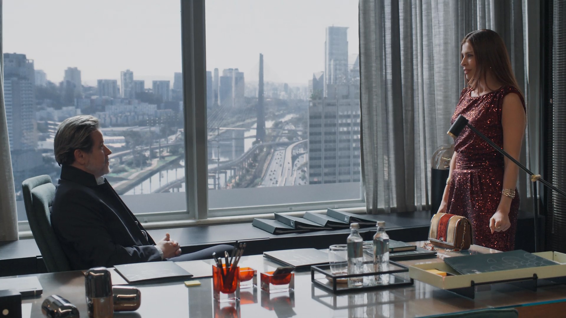 Três Graças: Arminda e Ferette escolhem novo esconderijo para dinheiro roubado