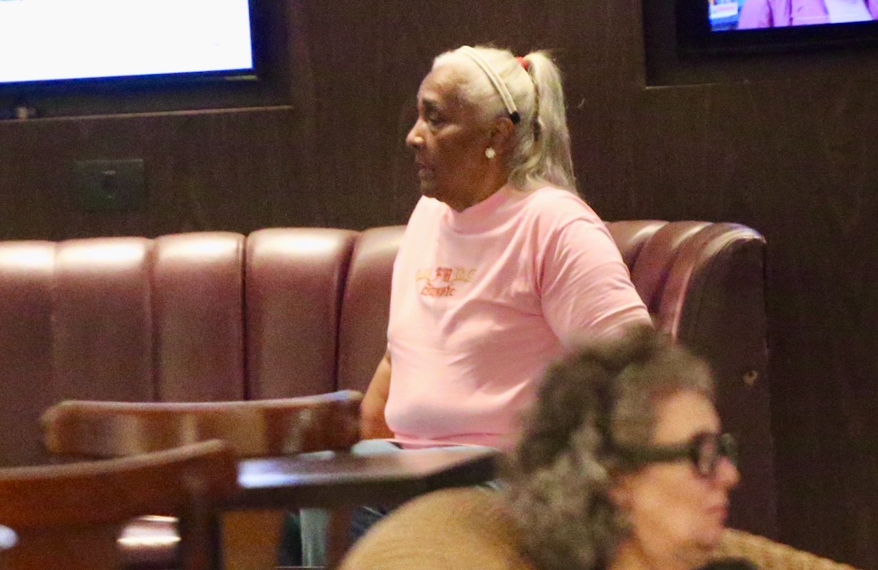 Mãe de Camila Pitanga faz rara aparição para assistir filme indicado ao Oscar