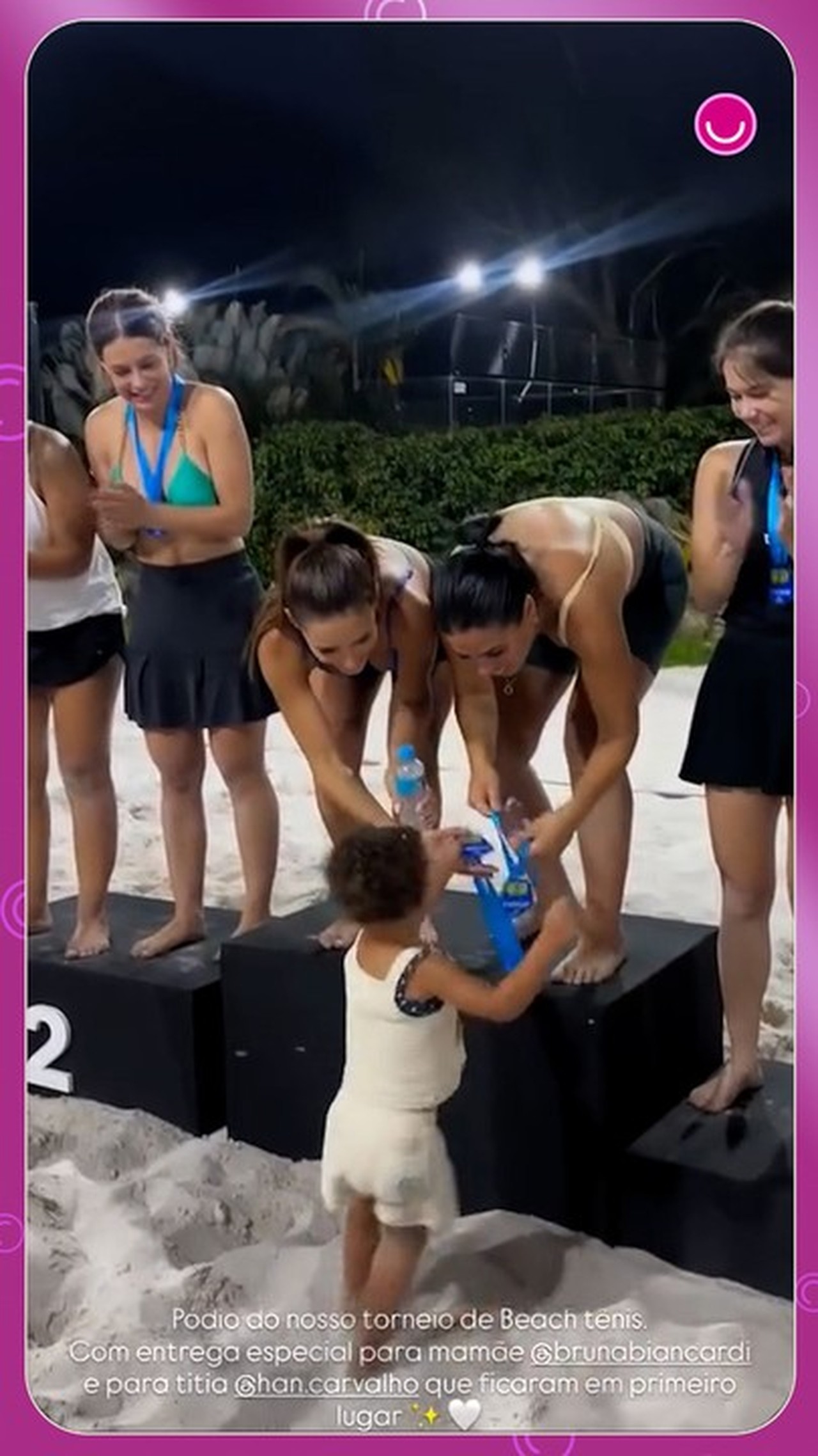 Bruna Biancardi vence campeonato e recebe medalha das mãos de Mavie; confira!