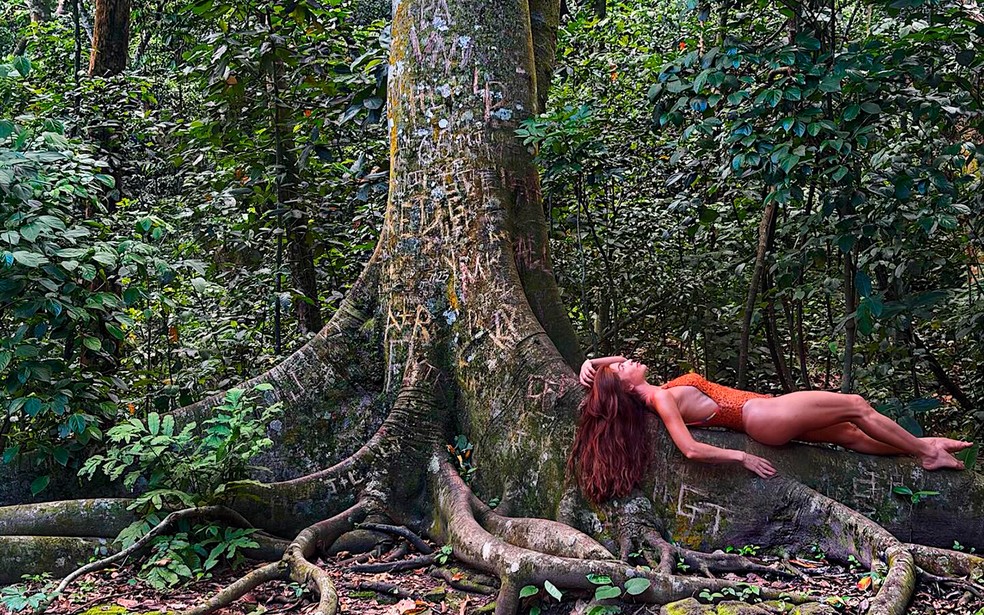 Grazi Massafera posa de maiô deitada em árvore — Foto: Reprodução/Instagram