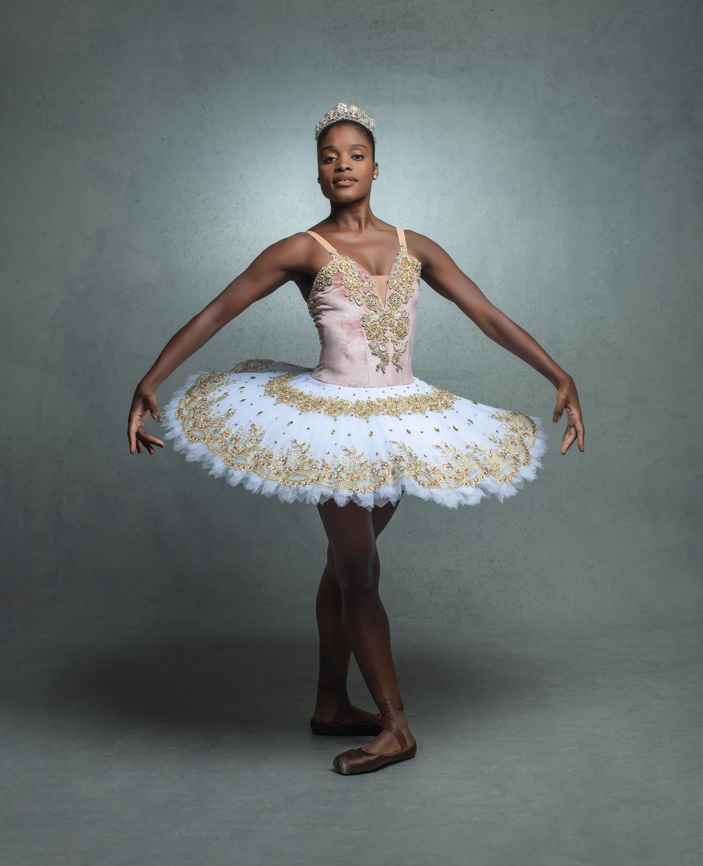 Inspirada em Rihanna, Ingrid Silva lança marca de roupa para a pele negra: 'Agora temos meia calça'