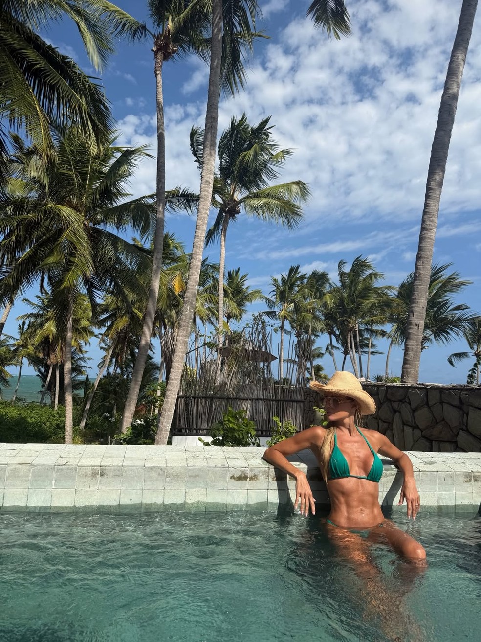 Deborah Secco abre álbum de fotos em Alagoas e mostra corpo sarado — Foto: Reprodução do Instagram