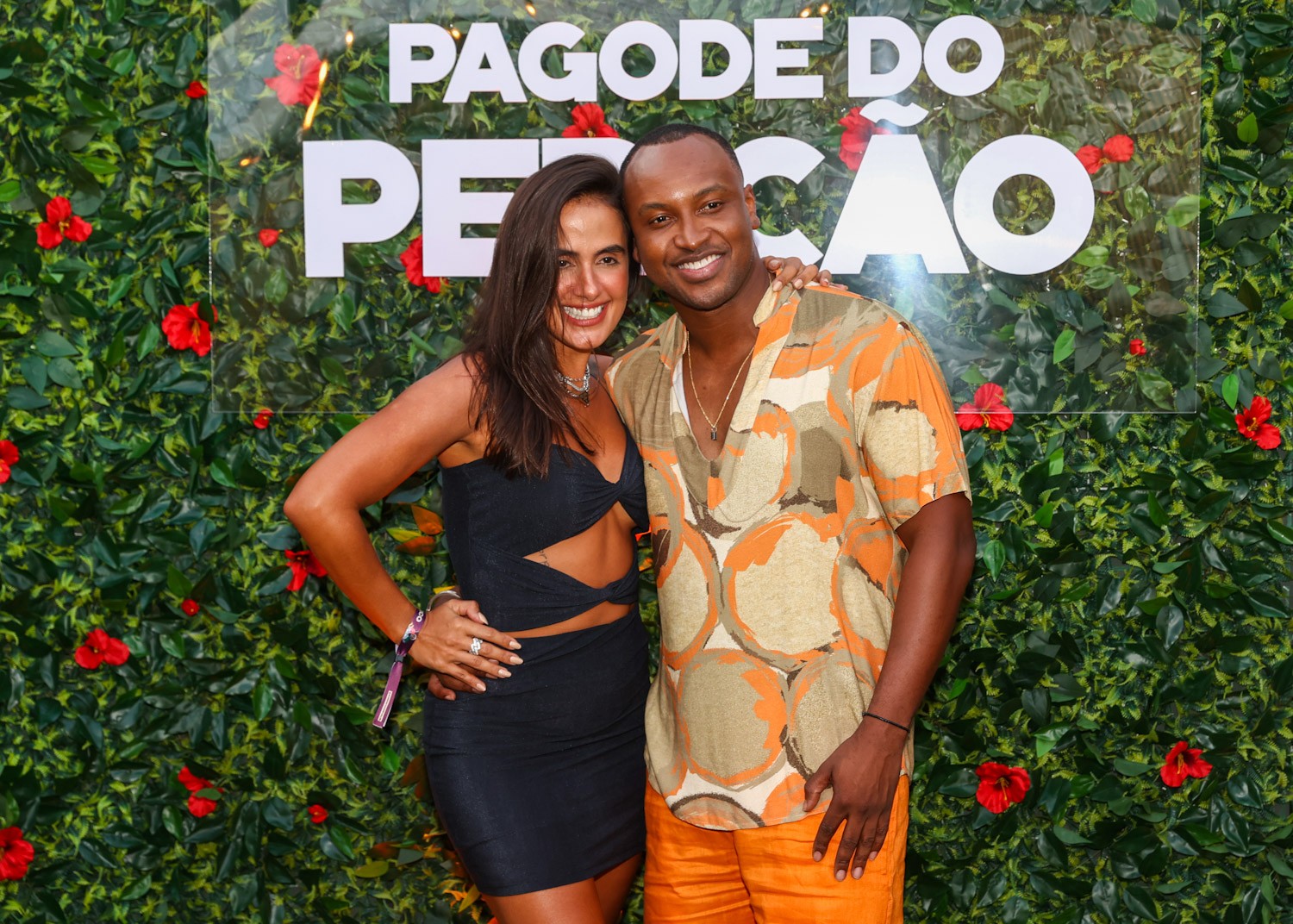 Carol Peixinho e Thiaguinho posam coladinhos no show do Péricles | Gshow