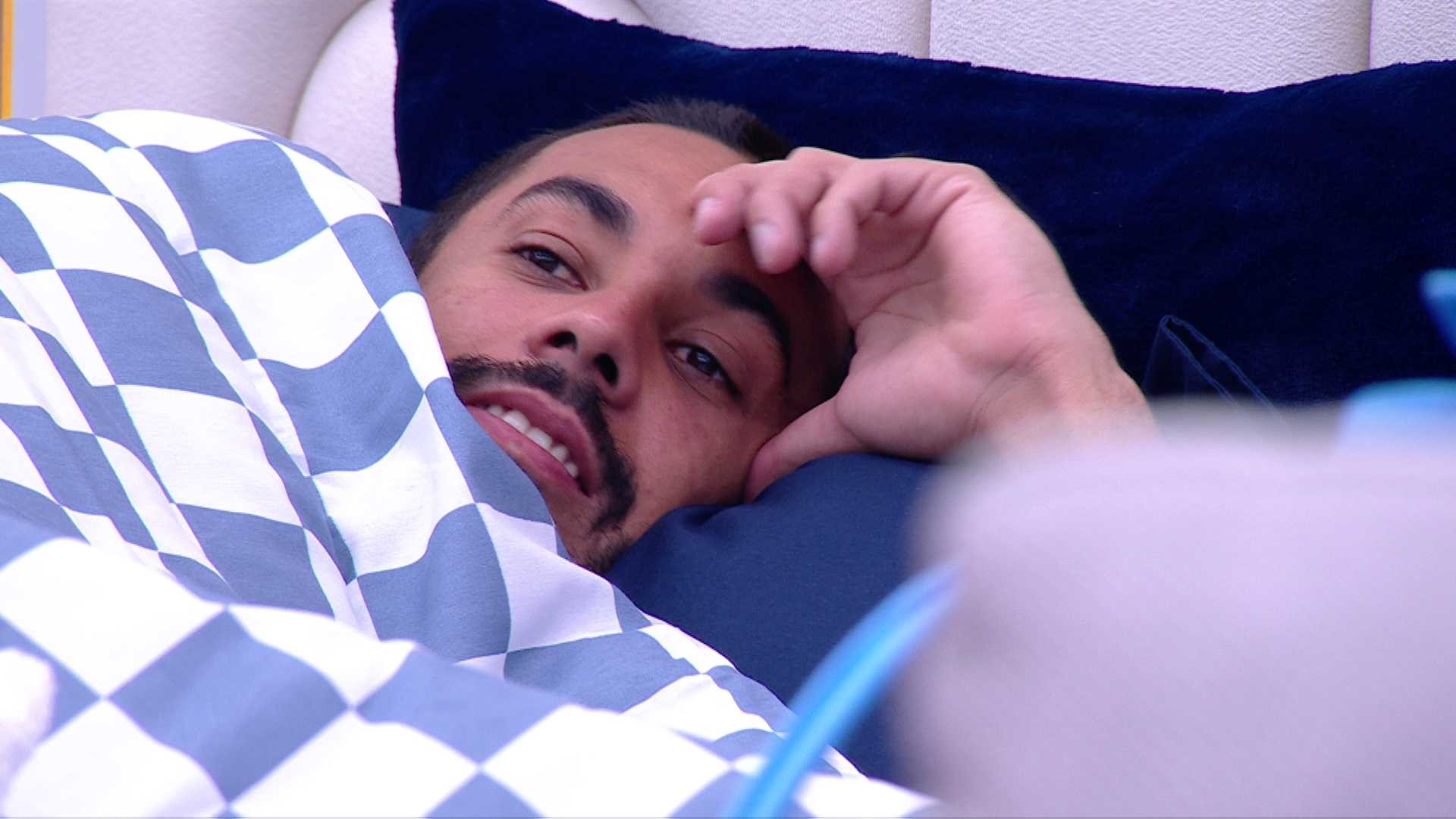 Maike e Renata trocam beijos e carícias na cama, e sister dispara: 'Está se achando'