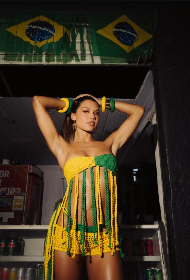 Em dia de jogo do Brasil, famosos entram no clima da torcida