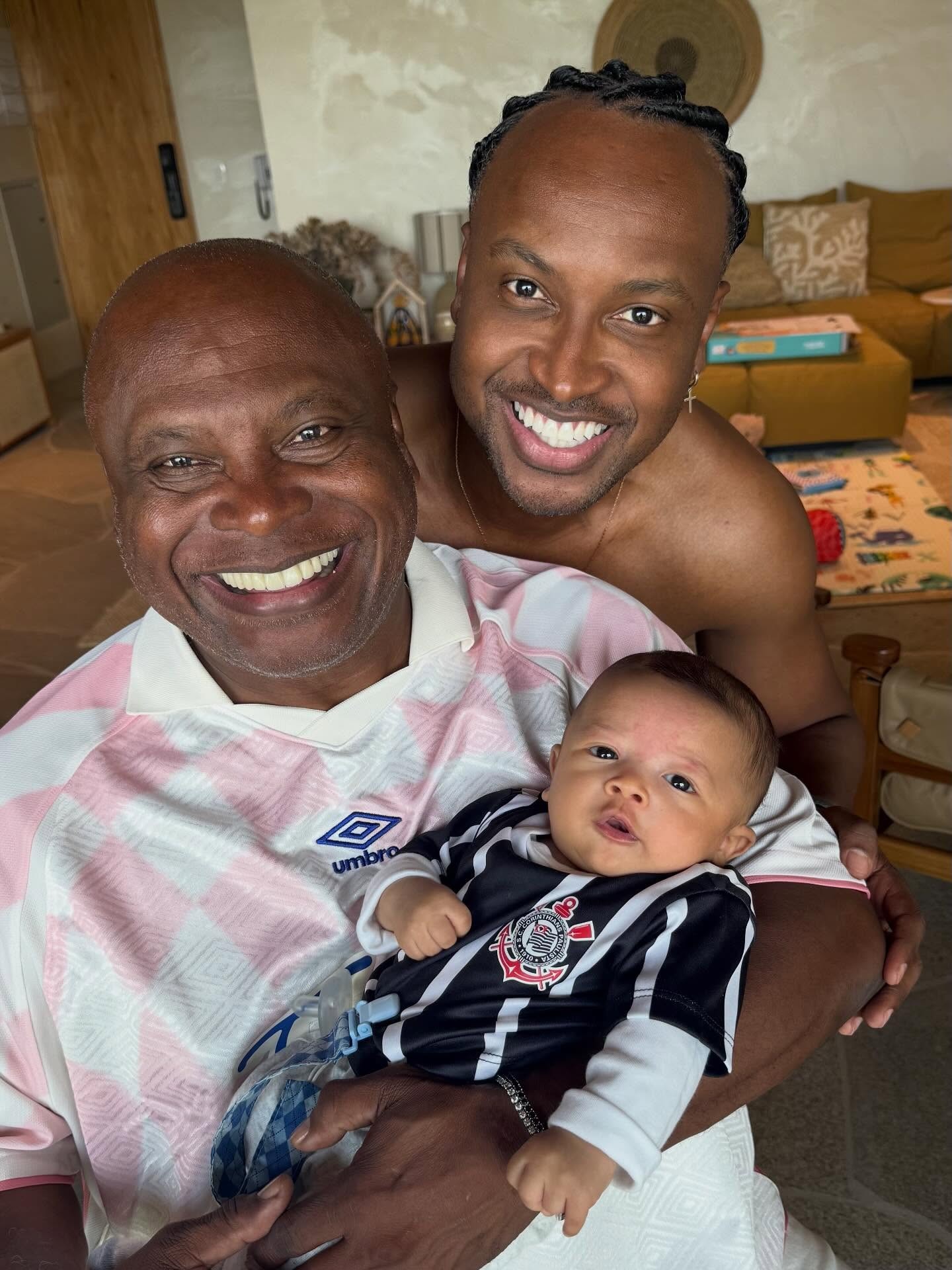 Thiaguinho celebra amor pelo Corinthians ao lado do pai e do filho Bento: 'Três gerações'