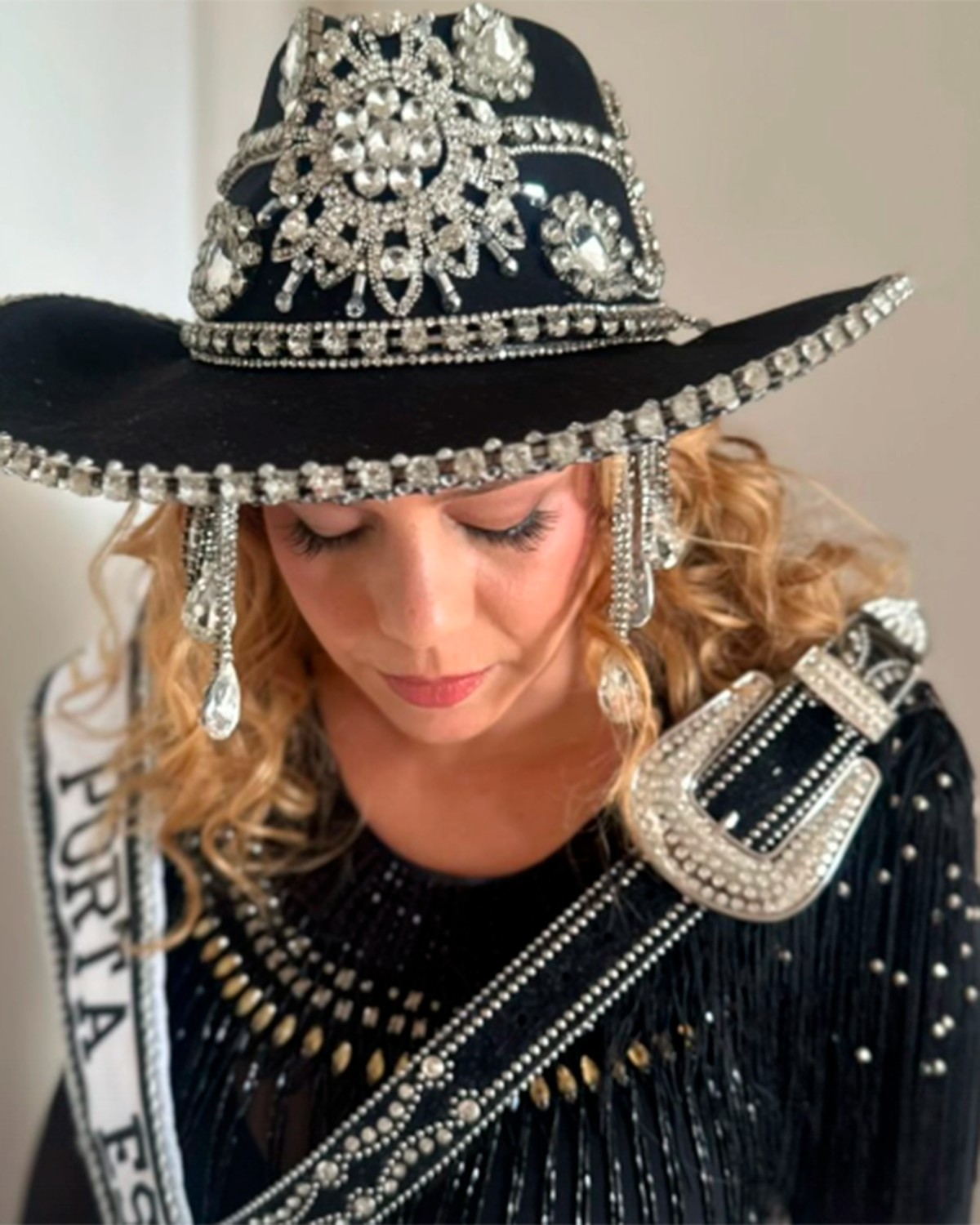 Leandra Leal acorda cedo e se veste de cowgirl para bloco Cordão do Bola Preta: 'Meu bola'