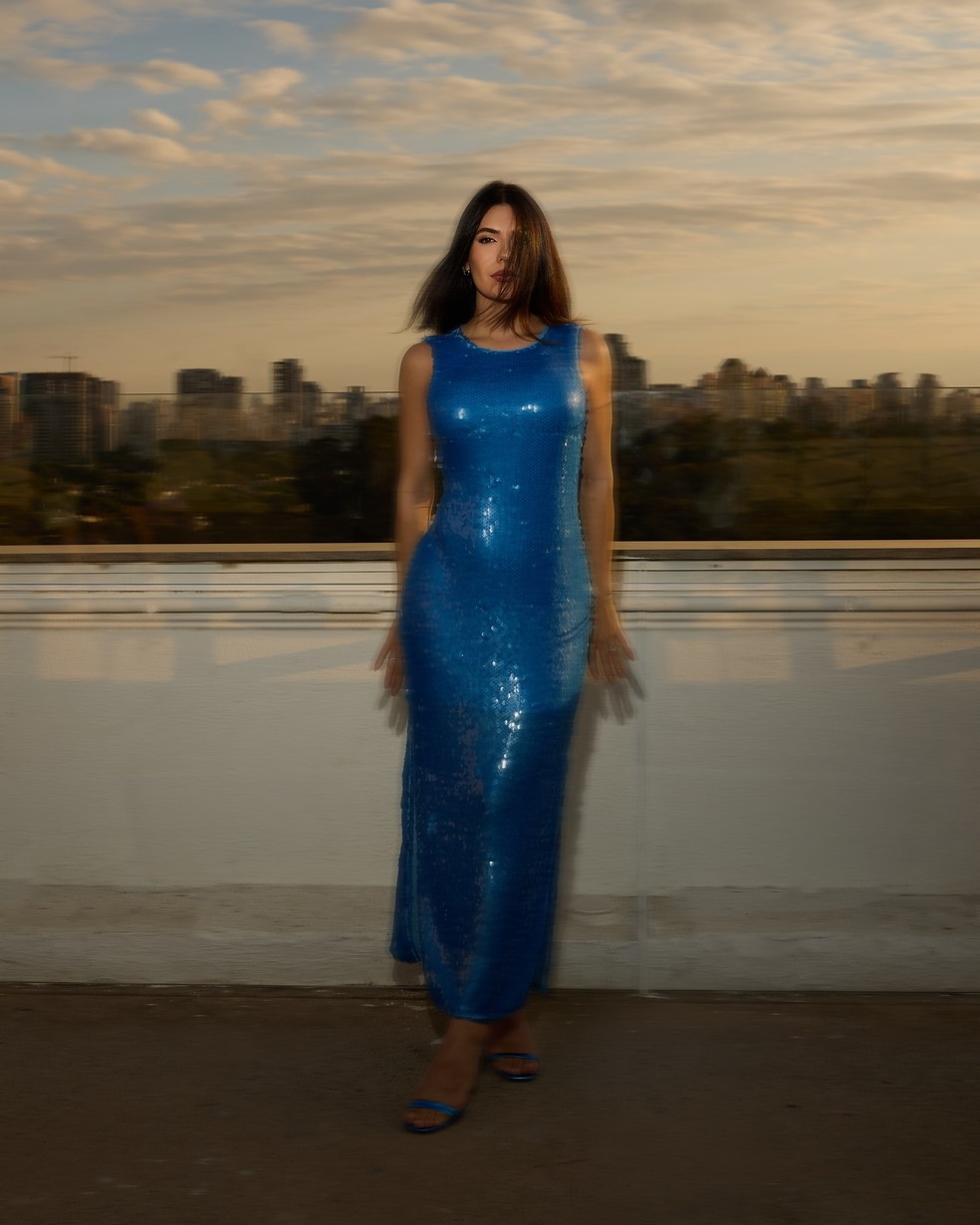 Jade Magalhães exibe barriguinha de grávida em vestido brilhante — Foto: Reprodução/Instagram