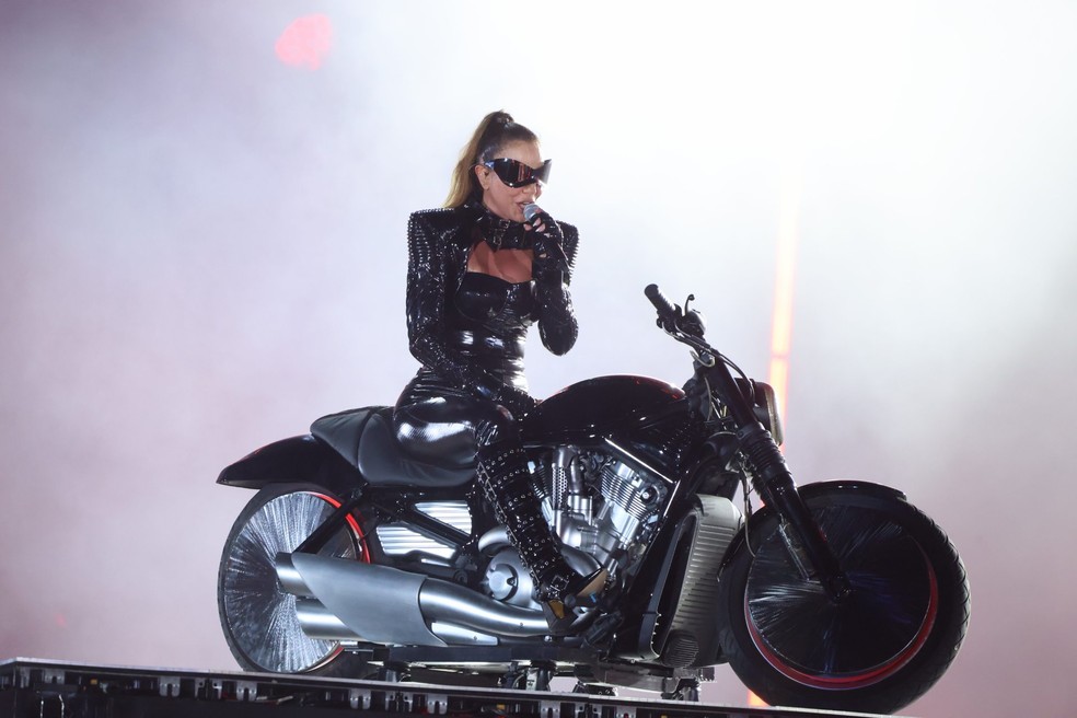 Ivete recuperou seu look do DVD de 2006 — Foto: Daniel Pinheiro/BrazilNews