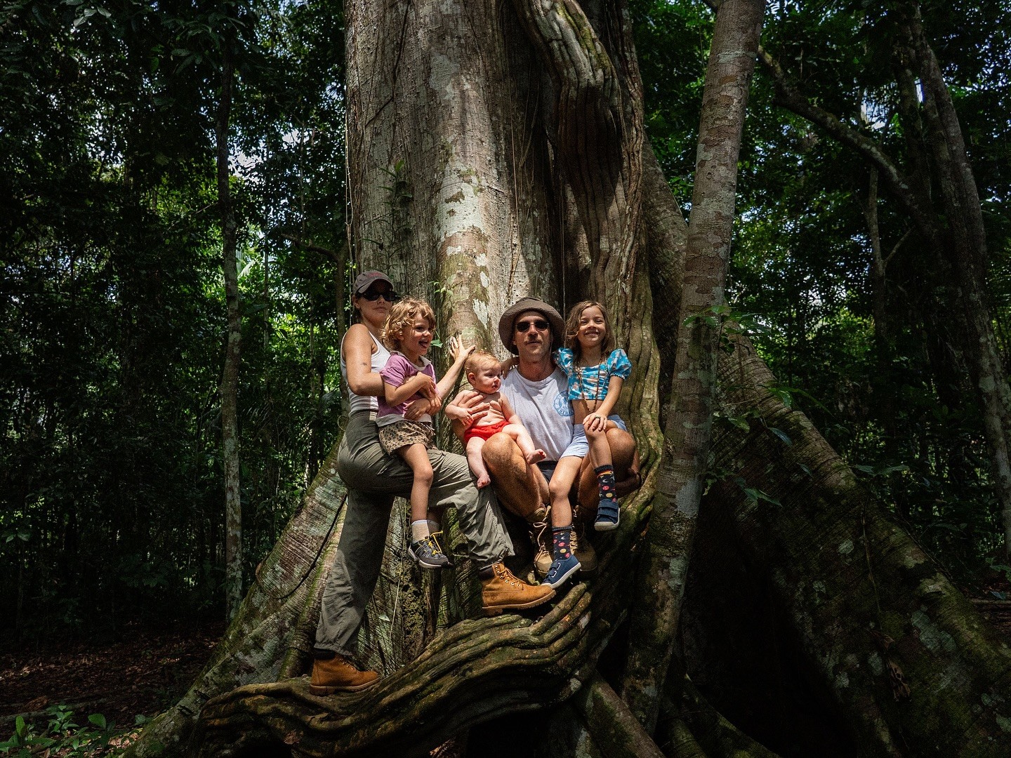 Chay Suede conta como foi viajar com os 3 filhos sem babá: ‘Caos e ordem conectados’