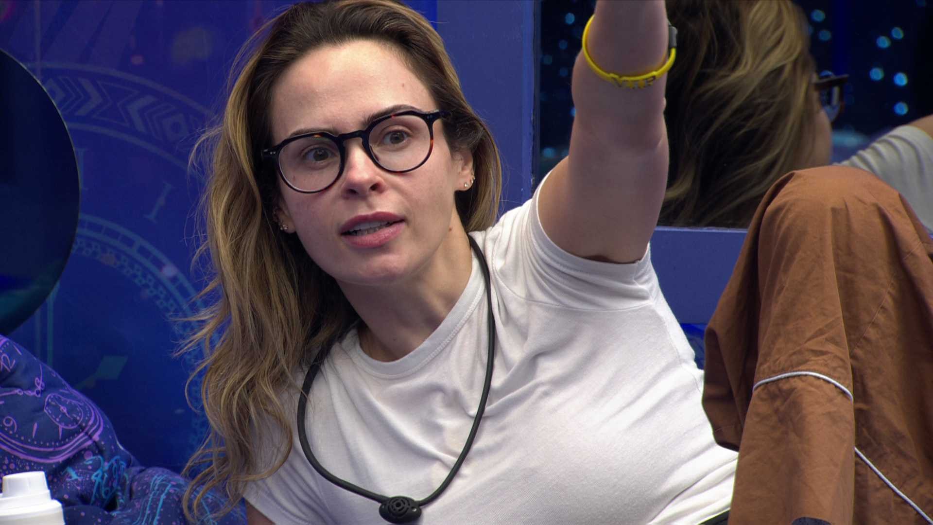Ana Paula Renault analisa Chaiany como 'morde e assopra' e afirma: 'Nunca vai sair de malvadona'
