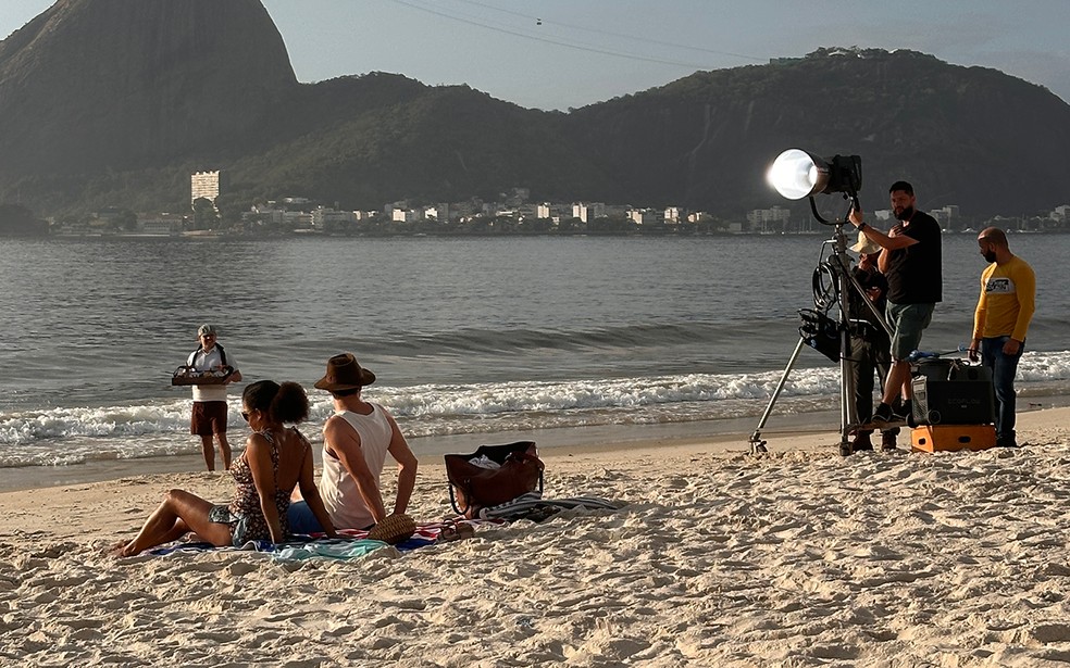 Candinho e Dita curtem lua de mel em praia carioca em Êta Mundo Melhor! — Foto: Pedro Dias/gshow
