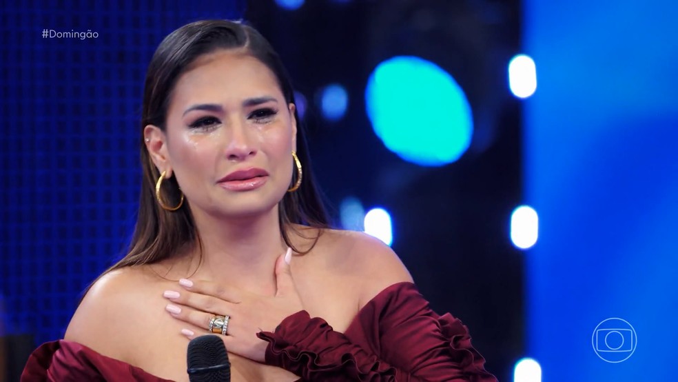 Simone Mendes não contém as lágrimas com sequência de surpresas no palco do Domingão com Huck — Foto: Globo