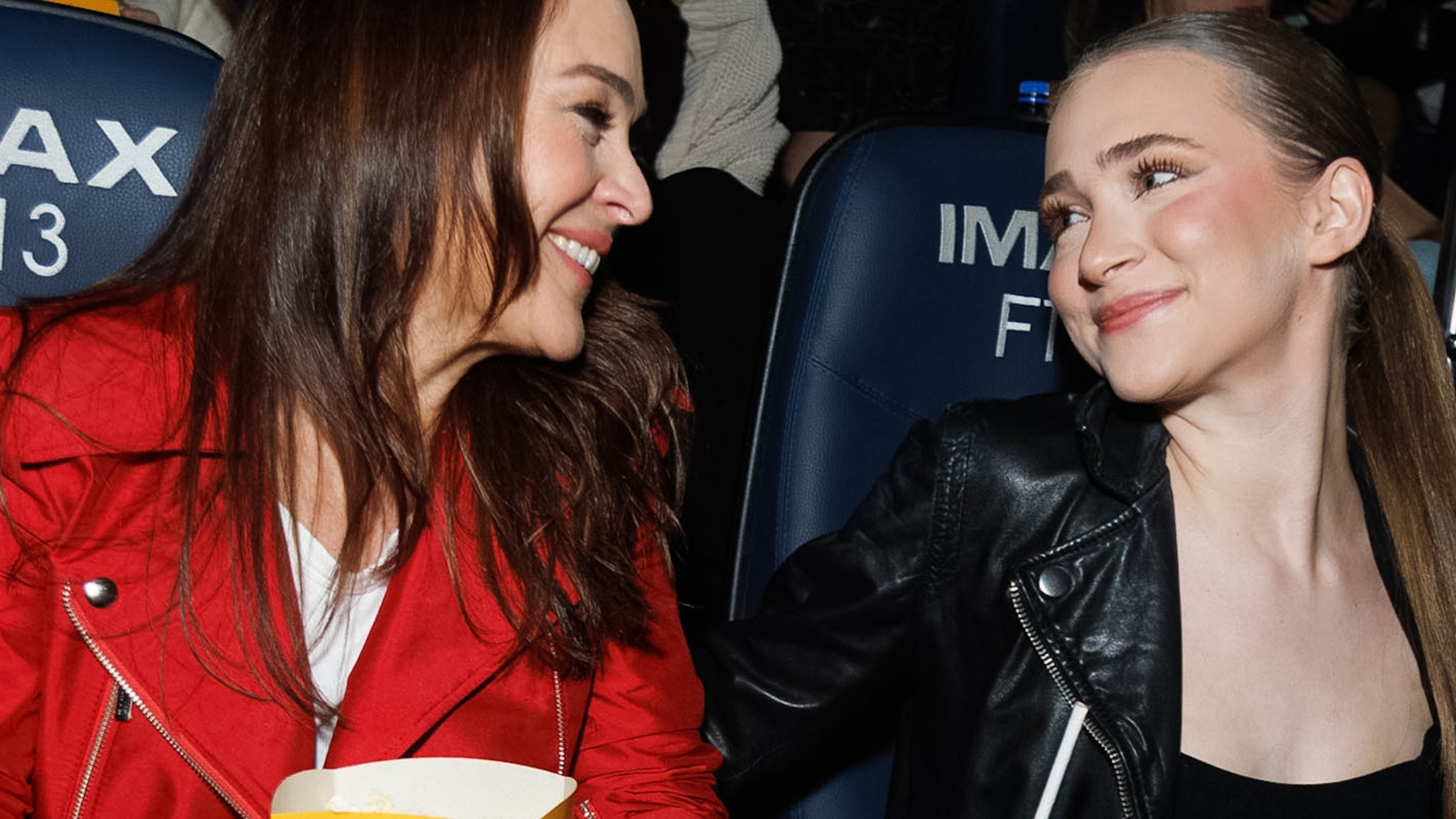 Gabriela Duarte e a filha vão à première e semelhança entre elas impressiona