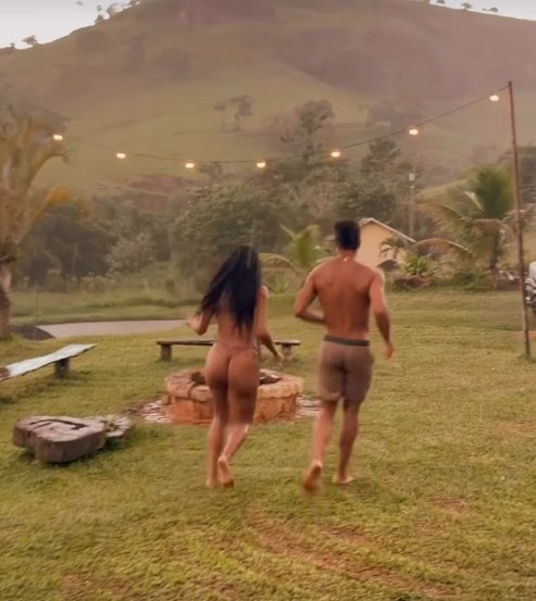 Pocah registra momento romântico na chuva com namorado