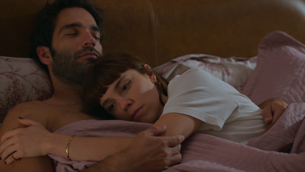 Em Vale Tudo, Afonso e Solange passam a noite juntos — Foto: Globo