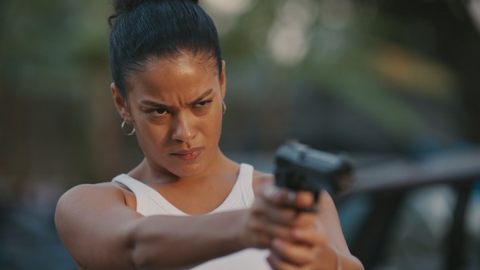 Em Vale Tudo, Fátima aprendeu a atirar — Foto: Globo