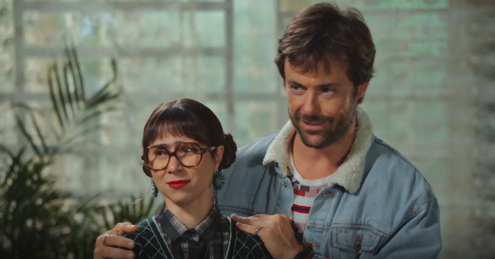 Memo irá chantagear Lupita e pedir que ela roube dinheiro da gravadora — Foto: Globo